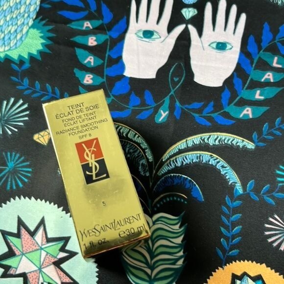 YSL Teint Eclat de Soie Radiance Smoothing Foundation SPF 8 Color 5 - Picture 2 of 7
